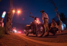 சோதனையின்போது தாக்க முயன்ற நபர் மீது பொலிஸார் துப்பாக்கி பிரயோகம்
