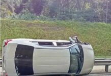 அதிவேக நெடுஞ்சாலையில் விபத்து; கவிழ்ந்தது கார்