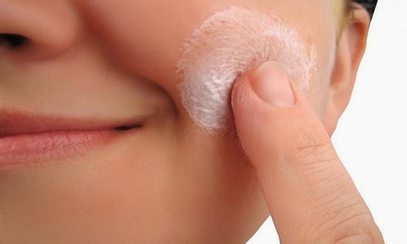 applying-cream-to-face