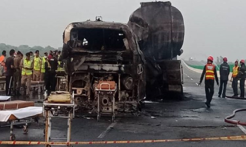 ten-killed-as-speeding-truck-rams-into-bus-in-jamshoro-1687413141-9708
